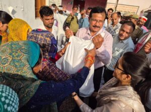 उत्तर प्रदेश के जालौन जिले के कुसमिलिया गांव में भीषण आग लगने के बाद जले हुए मकानों का निरीक्षण करते जिलाधिकारी राजेश कुमार पाण्डेय और प्रशासनिक अधिकारी, साथ में राहत सामग्री प्राप्त करते पीड़ित ग्रामीण।
