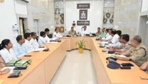 जालौन पुलिस लाइन सभागार में अवैध खनन और कानून व्यवस्था को लेकर जिला टास्क फोर्स समिति की उच्चस्तरीय बैठक की अध्यक्षता करते जिलाधिकारी राजेश कुमार पाण्डेय और पुलिस अधीक्षक विनय कुमार सिंह, साथ में मौजूद अन्य प्रशासनिक अधिकारी।