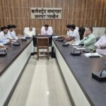 जालौन में ग्रामीण महिलाओं को आत्मनिर्भर बनाने की मुहिम तेज: जिलाधिकारी ने दिए अंत्योदय परिवारों को स्वयं सहायता समूहों से जोड़ने के कड़े निर्देश उरई कलेक्ट्रेट सभागार में जालौन के जिलाधिकारी राजेश कुमार पाण्डेय की अध्यक्षता में आयोजित उत्तर प्रदेश राज्य ग्रामीण आजीविका मिशन की जिला क्रियान्वयन एवं अनुश्रवण समिति की बैठक में उपस्थित मुख्य विकास अधिकारी और अन्य जनपद स्तरीय अधिकारी।