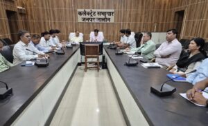 उरई कलेक्ट्रेट सभागार में जालौन के जिलाधिकारी राजेश कुमार पाण्डेय की अध्यक्षता में आयोजित उत्तर प्रदेश राज्य ग्रामीण आजीविका मिशन की जिला क्रियान्वयन एवं अनुश्रवण समिति की बैठक में उपस्थित मुख्य विकास अधिकारी और अन्य जनपद स्तरीय अधिकारी।