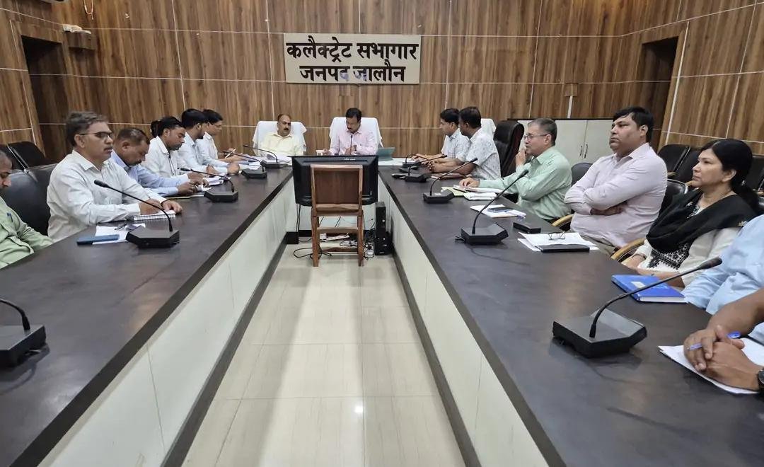 उरई कलेक्ट्रेट सभागार में जालौन के जिलाधिकारी राजेश कुमार पाण्डेय की अध्यक्षता में आयोजित उत्तर प्रदेश राज्य ग्रामीण आजीविका मिशन की जिला क्रियान्वयन एवं अनुश्रवण समिति की बैठक में उपस्थित मुख्य विकास अधिकारी और अन्य जनपद स्तरीय अधिकारी।