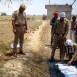 जालौन के कुठौंद क्षेत्र के मदारीपुर गांव के बाहर पेड़ से लटका शव, घटनास्थल पर जांच करती कुठौंद थाना पुलिस और एकत्र ग्रामीणों की भीड़।