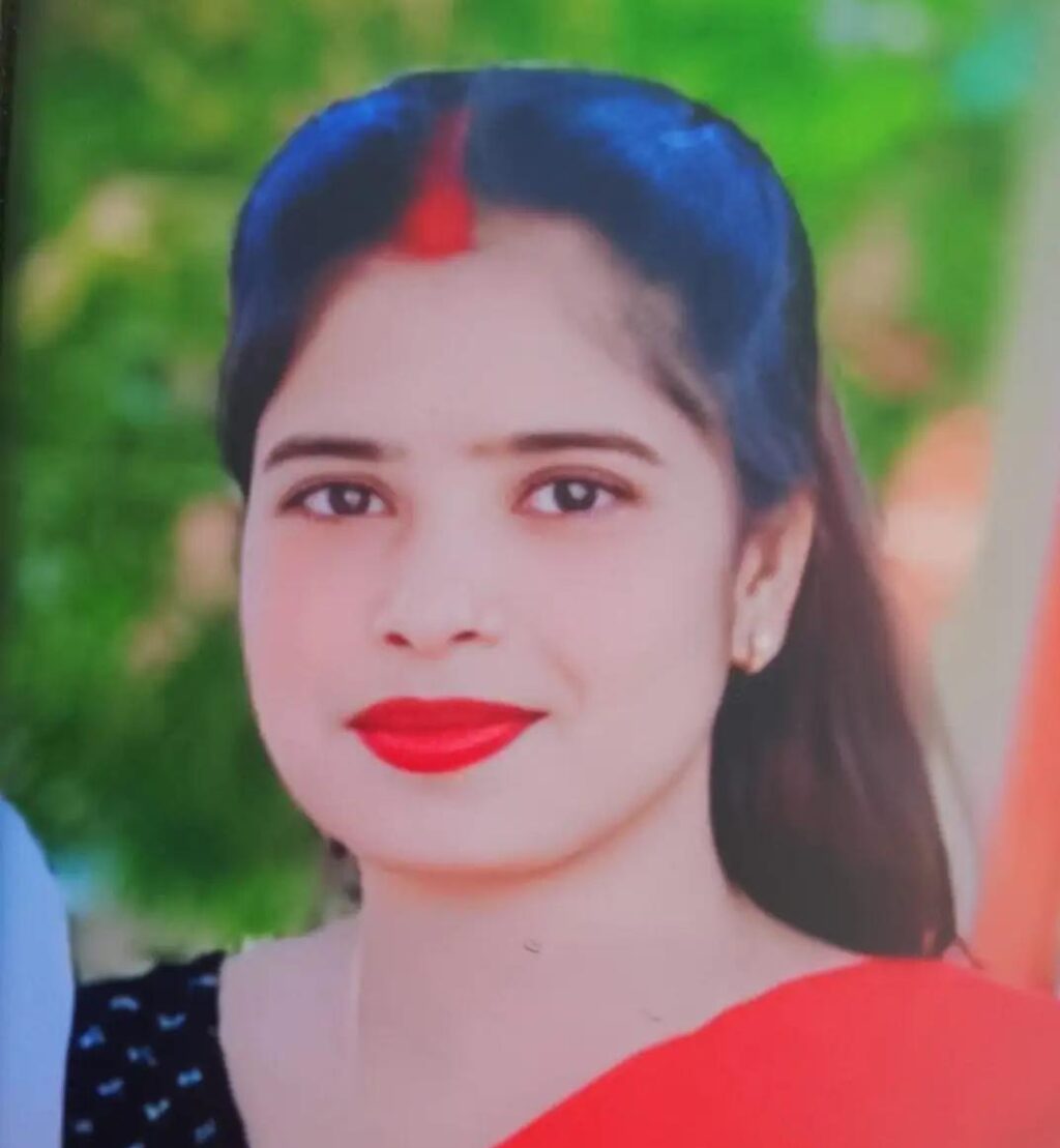 जालौन के कुठौंद थाना क्षेत्र के पंडितपुर गांव में विवाहिता की आत्महत्या के बाद जांच करती पुलिस और रोते-बिलखते परिजन।