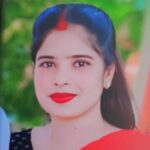 जालौन के कुठौंद थाना क्षेत्र के पंडितपुर गांव में विवाहिता की आत्महत्या के बाद जांच करती पुलिस और रोते-बिलखते परिजन।