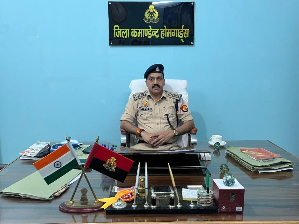 जालौन: कोंच तहसील में युवक की बेरहमी से पिटाई का वीडियो वायरल, दोषी दो होमगार्ड जवान तत्काल प्रभाव से निलंबित news image उत्तर प्रदेश के जालौन जिले की कोंच तहसील परिसर का दृश्य, जहाँ वर्दीधारी होमगार्ड जवान एक युवक के साथ अभद्रता और मारपीट करते नजर आ रहे हैं, प्रशासनिक कार्रवाई की सांकेतिक तस्वीर।