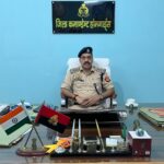 जालौन: कोंच तहसील में युवक की बेरहमी से पिटाई का वीडियो वायरल, दोषी दो होमगार्ड जवान तत्काल प्रभाव से निलंबित उत्तर प्रदेश के जालौन जिले की कोंच तहसील परिसर का दृश्य, जहाँ वर्दीधारी होमगार्ड जवान एक युवक के साथ अभद्रता और मारपीट करते नजर आ रहे हैं, प्रशासनिक कार्रवाई की सांकेतिक तस्वीर।
