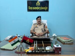 उत्तर प्रदेश के जालौन जिले की कोंच तहसील परिसर का दृश्य, जहाँ वर्दीधारी होमगार्ड जवान एक युवक के साथ अभद्रता और मारपीट करते नजर आ रहे हैं, प्रशासनिक कार्रवाई की सांकेतिक तस्वीर।