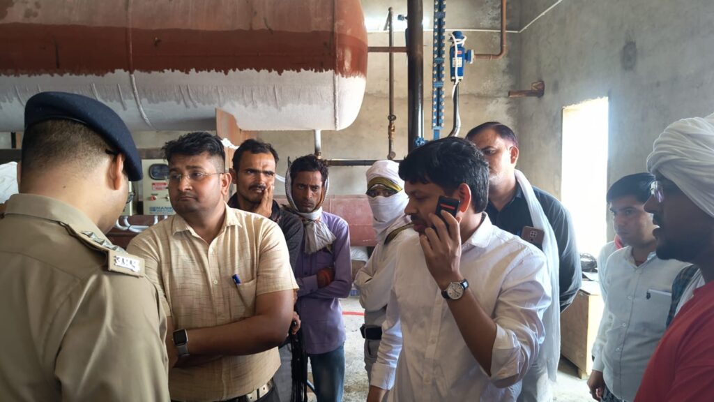 जालौन: कोंच के कोल्ड स्टोरेज में भीषण अमोनिया गैस रिसाव, एक मजदूर गंभीर रूप से झुलसा; प्रशासनिक जांच में सुरक्षा मानकों की खुली पोल news image जालौन के कोंच में अंडा गांव के पास स्थित कोल्ड स्टोरेज का बाहरी दृश्य, जहाँ अमोनिया गैस रिसाव के बाद जांच करने पहुंचे प्रशासनिक अधिकारी और पुलिस बल की गाड़ियां खड़ी हैं।