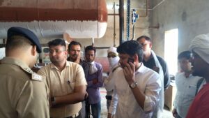 जालौन के कोंच में अंडा गांव के पास स्थित कोल्ड स्टोरेज का बाहरी दृश्य, जहाँ अमोनिया गैस रिसाव के बाद जांच करने पहुंचे प्रशासनिक अधिकारी और पुलिस बल की गाड़ियां खड़ी हैं।