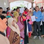 जालौन: कालपी के शेखपुर बुल्दा में बिजली कटौती पर भड़के ग्रामीण, तहसील में प्रदर्शन कर सौंपा ज्ञापन; विभाग ने बताया- बकाएदारों पर हुई कार्रवाई जालौन के कालपी तहसील परिसर में बिजली कटौती से नाराज होकर उपजिलाधिकारी कार्यालय के बाहर शिकायती पत्र सौंपने के लिए एकत्रित हुए ग्रामीण पुरुष और महिलाएं।