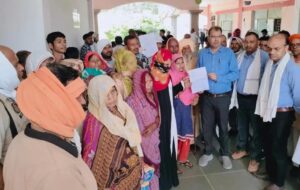 जालौन के कालपी तहसील परिसर में बिजली कटौती से नाराज होकर उपजिलाधिकारी कार्यालय के बाहर शिकायती पत्र सौंपने के लिए एकत्रित हुए ग्रामीण पुरुष और महिलाएं।