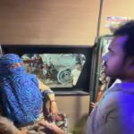 जालौन में खाकी का अपमान: अमर ट्रेवल्स के कर्मचारियों ने महिला सिपाही को चलती बस से उतारा, टिकट मांगने पर दिखाई गुंडई जालौन के उरई में अमर ट्रेवल्स (शताब्दी) की बस के भीतर महिला सिपाही के साथ बहस और अभद्रता करते हुए बस कर्मचारी, वायरल वीडियो का एक दृश्य।
