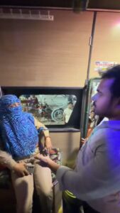 जालौन के उरई में अमर ट्रेवल्स (शताब्दी) की बस के भीतर महिला सिपाही के साथ बहस और अभद्रता करते हुए बस कर्मचारी, वायरल वीडियो का एक दृश्य।