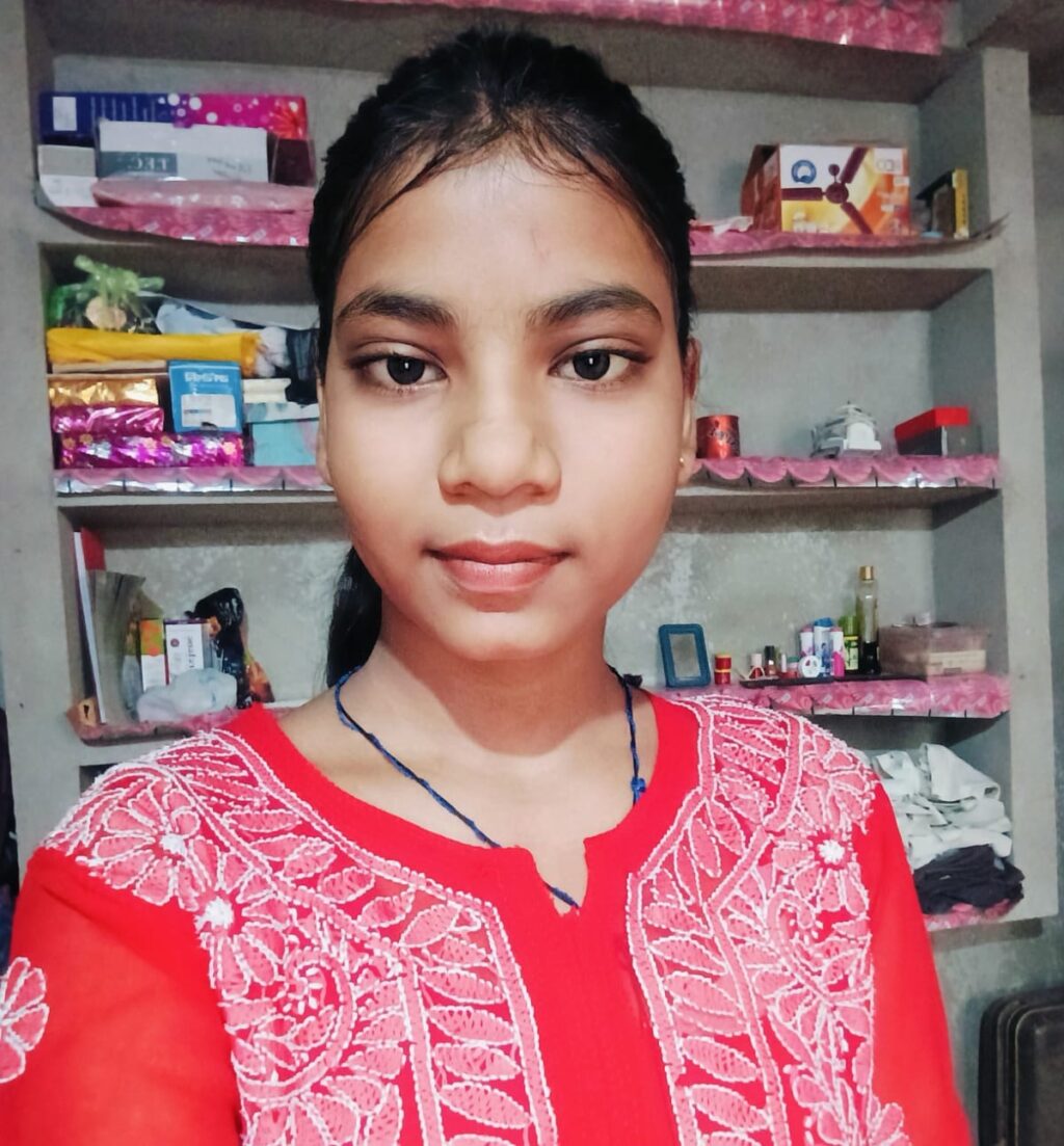 जालौन के कालपी कोतवाली क्षेत्र के अंतर्गत आने वाले निवाड़ी गांव का एक दृश्य, जहां पुलिस की गाड़ी खड़ी है और स्थानीय लोग एकत्र हैं, पृष्ठभूमि में सरकारी अस्पताल का आपातकालीन वार्ड दिखाई दे रहा है।