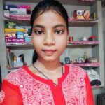 जालौन के कालपी कोतवाली क्षेत्र के अंतर्गत आने वाले निवाड़ी गांव का एक दृश्य, जहां पुलिस की गाड़ी खड़ी है और स्थानीय लोग एकत्र हैं, पृष्ठभूमि में सरकारी अस्पताल का आपातकालीन वार्ड दिखाई दे रहा है।