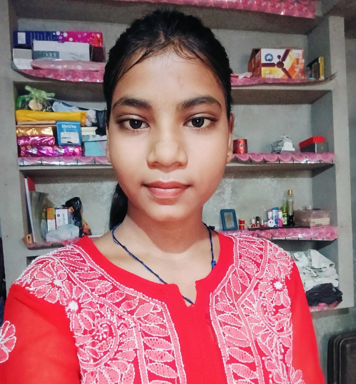 जालौन के कालपी कोतवाली क्षेत्र के अंतर्गत आने वाले निवाड़ी गांव का एक दृश्य, जहां पुलिस की गाड़ी खड़ी है और स्थानीय लोग एकत्र हैं, पृष्ठभूमि में सरकारी अस्पताल का आपातकालीन वार्ड दिखाई दे रहा है।