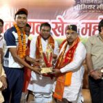 दूधिया रोशनी में चमकीं ग्रामीण खेल प्रतिभाएं: माधोगढ़ विधानसभा प्रीमियर लीग में कुंवरपुरा और जालौन का दबदबा, देखने उमड़ा जनसैलाब एमएसडी महाविद्यालय तीतरा के मैदान में दूधिया रोशनी (फ्लड लाइट्स) के बीच आयोजित माधोगढ़ विधानसभा प्रीमियर लीग नाइट क्रिकेट टूर्नामेंट में खिलाड़ियों से परिचय लेते राज्यमंत्री मनोहरलाल पंत, भाजपा क्षेत्रीय अध्यक्ष प्रकाश पाल और विधायक मूलचंद्र निरंजन।