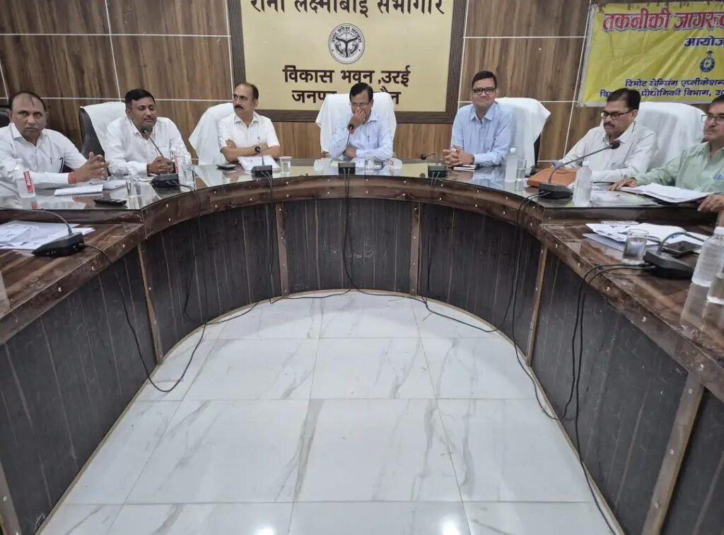 जालौन के विकास भवन स्थित रानी लक्ष्मीबाई सभागार में जिलाधिकारी राजेश कुमार पाण्डेय की अध्यक्षता में आयोजित रिमोट सेंसिंग और जीआईएस कार्यशाला में उपस्थित वैज्ञानिक और जिला स्तरीय अधिकारी।