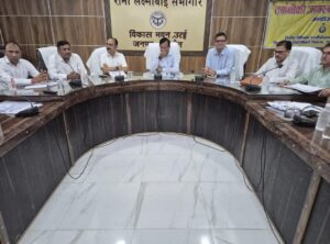 जालौन के विकास भवन स्थित रानी लक्ष्मीबाई सभागार में जिलाधिकारी राजेश कुमार पाण्डेय की अध्यक्षता में आयोजित रिमोट सेंसिंग और जीआईएस कार्यशाला में उपस्थित वैज्ञानिक और जिला स्तरीय अधिकारी।