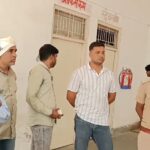 जालौन के माधौगढ़ में ससुराल आए युवक की संदिग्ध मौत के बाद जांच करती पुलिस और रोते-बिलखते परिजन।