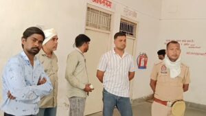 जालौन के माधौगढ़ में ससुराल आए युवक की संदिग्ध मौत के बाद जांच करती पुलिस और रोते-बिलखते परिजन।