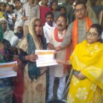 जालौन के टीकर गांव में अग्नि पीड़ितों को आर्थिक सहायता का चेक और राहत सामग्री किट सौंपतीं उरई की उप जिलाधिकारी (एसडीएम) ज्योति सिंह और उनके साथ मौजूद राजस्व विभाग की टीम।