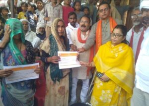 जालौन के टीकर गांव में अग्नि पीड़ितों को आर्थिक सहायता का चेक और राहत सामग्री किट सौंपतीं उरई की उप जिलाधिकारी (एसडीएम) ज्योति सिंह और उनके साथ मौजूद राजस्व विभाग की टीम।