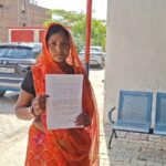 जालौन में पुलिस अधीक्षक कार्यालय के बाहर न्याय की गुहार लगाती भावुक पीड़ित दलित महिला रूबी और उसका परिवार।