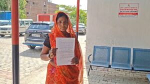 जालौन में पुलिस अधीक्षक कार्यालय के बाहर न्याय की गुहार लगाती भावुक पीड़ित दलित महिला रूबी और उसका परिवार।