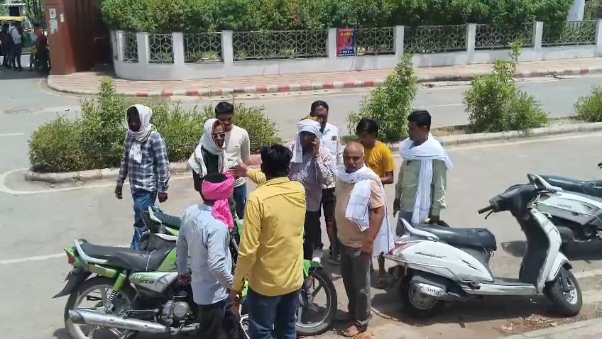 जालौन: उरई रेलवे स्टेशन पर पार्किंग बनी यात्रियों के लिए मुसीबत, 'जंजीर गैंग' के खौफ और अवैध वसूली से सहमे लोग news image
