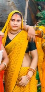 जालौन के आटा थाना अंतर्गत करमेर गांव में संदिग्ध परिस्थितियों में फंदे पर लटका मिला विवाहिता का शव, घटना स्थल पर जांच करती उत्तर प्रदेश पुलिस और विलाप करते परिजन।