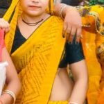 जालौन के आटा थाना अंतर्गत करमेर गांव में संदिग्ध परिस्थितियों में फंदे पर लटका मिला विवाहिता का शव, घटना स्थल पर जांच करती उत्तर प्रदेश पुलिस और विलाप करते परिजन।