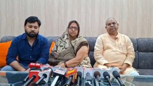 जालौन के उरई स्थित गांधीनगर में विवादित गैरिज के बाहर खड़ी पीड़िता सरोज वर्मा और उनके परिजन, प्रशासनिक कार्रवाई की मांग करते हुए।