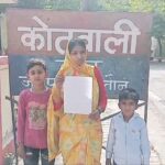 जालौन में खाकी को चुनौती: कोंच में महिला के घर पर शराब के नशे में धुत दबंगों का तांडव, लाठी-डंडों से हमले की वारदात सीसीटीवी में कैद जालौन के कोंच में महिला के घर के बाहर लाठी-डंडों से लैस दबंगों की सीसीटीवी फुटेज, जिसमें हमला और शोर-शराबा साफ दिखाई दे रहा है।