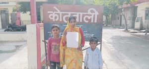 जालौन के कोंच में महिला के घर के बाहर लाठी-डंडों से लैस दबंगों की सीसीटीवी फुटेज, जिसमें हमला और शोर-शराबा साफ दिखाई दे रहा है।