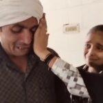 जालौन जिला अस्पताल के परिसर में जमीन पर बैठकर रोते हुए एक बेबस पिता और उनकी 17 वर्षीय बीमार बेटी, जिनके चेहरे पर लाचारी और सिस्टम के प्रति मायूसी साफ दिखाई दे रही है।