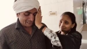 जालौन जिला अस्पताल के परिसर में जमीन पर बैठकर रोते हुए एक बेबस पिता और उनकी 17 वर्षीय बीमार बेटी, जिनके चेहरे पर लाचारी और सिस्टम के प्रति मायूसी साफ दिखाई दे रही है।