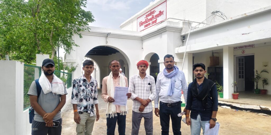 जालौन की ग्राम पंचायत में भ्रष्टाचार के आरोपों से हड़कंप, ग्रामीणों ने डीएम से लगाई गुहार, उच्च स्तरीय जांच की मांग news image जिलाधिकारी कार्यालय में ग्राम पंचायत सिरसा दोगढ़ी के ग्रामीण भ्रष्टाचार और वित्तीय अनियमितताओं की जांच की मांग को लेकर शिकायत पत्र सौंपते हुए।