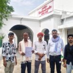जालौन की ग्राम पंचायत में भ्रष्टाचार के आरोपों से हड़कंप, ग्रामीणों ने डीएम से लगाई गुहार, उच्च स्तरीय जांच की मांग जिलाधिकारी कार्यालय में ग्राम पंचायत सिरसा दोगढ़ी के ग्रामीण भ्रष्टाचार और वित्तीय अनियमितताओं की जांच की मांग को लेकर शिकायत पत्र सौंपते हुए।