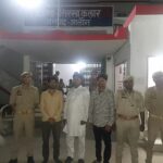 सिरसाकलार थाना पुलिस द्वारा गिरफ्तार किए गए ऑनलाइन सट्टा गिरोह के आरोपी, बरामद मोबाइल फोन और नकदी के साथ पुलिस टीम।