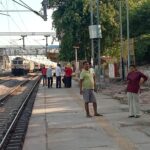 जालौन: कालपी रेलवे स्टेशन पर दर्दनाक हादसा, ट्रेन की चपेट में आने से अधेड़ की मौत; परिवार में मचा कोहराम जालौन के कालपी रेलवे स्टेशन पर ट्रेन हादसे के बाद जांच करती जीआरपी पुलिस और ट्रैक के आसपास एकत्र भीड़ का प्रतीकात्मक चित्र।
