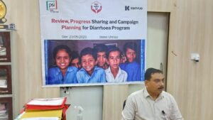 उत्तर प्रदेश शासन द्वारा जालौन के नए मुख्य चिकित्सा अधिकारी (सीएमओ) नियुक्त किए गए डॉ. हरिनंदन प्रसाद की फाइल फोटो, जिसमें यूपी स्वास्थ्य विभाग का आधिकारिक लोगो और प्रशासनिक आदेश की प्रति पृष्ठभूमि में दिखाई दे रही है।