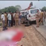 जालौन के कालपी में एनएच-27 पर ट्रक और टवेरा कार की भीषण टक्कर के बाद क्षतिग्रस्त वाहन और बचाव कार्य में जुटी पुलिस