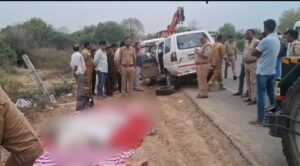 जालौन के कालपी में एनएच-27 पर ट्रक और टवेरा कार की भीषण टक्कर के बाद क्षतिग्रस्त वाहन और बचाव कार्य में जुटी पुलिस