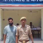 उत्तर प्रदेश के जालौन जिले में पुलिस अभिरक्षा में खड़ा दुष्कर्म का आरोपी सौरभ पटेल और कोंच कोतवाली का मुख्य द्वार