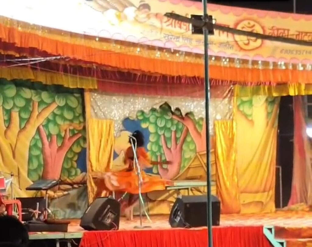 आस्था के मंच पर परोसी गई अश्शीलता: जालौन में 51 कुंडीय महायज्ञ के रामलीला मंच पर बार-बालाओं का डांस, वीडियो वायरल होने के बाद पुलिस जांच में जुटी news image