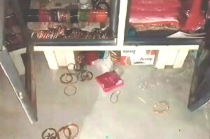 जालौन के मोहल्ला नया रावतान में अधिवक्ता के सूने मकान में बिखरा पड़ा सामान