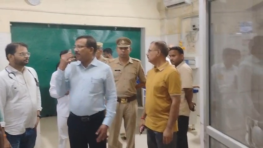 जालौन में आंधी-तूफान और बारिश का कहर, पेड़-खंभे गिरे, कई घायल, 12 घंटे बाद भी कई इलाकों में बिजली गुल news image हॉस्पिटल का जायजा लेते हुए जिला अधिकारी एवं पुलिस अधीक्षक