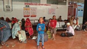 जालौन में तेज आंधी-तूफान के बाद क्षतिग्रस्त मकान और घटनास्थल पर मौजूद स्थानीय लोग एवं पुलिस टीम।