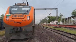 आटा रेलवे स्टेशन पर कई घंटों तक खड़ी अमृत भारत एक्सप्रेस के बाहर और प्लेटफॉर्म पर इंतजार करते यात्री, आंधी-तूफान के बाद बाधित रेल संचालन का दृश्य।